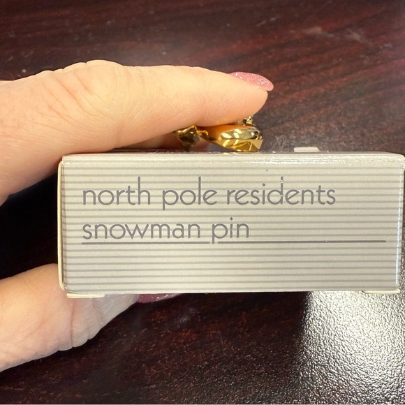 Avon Goldtone Snowman Pin with Red Hat NIB 1991 vintage - Picture 5 of 5